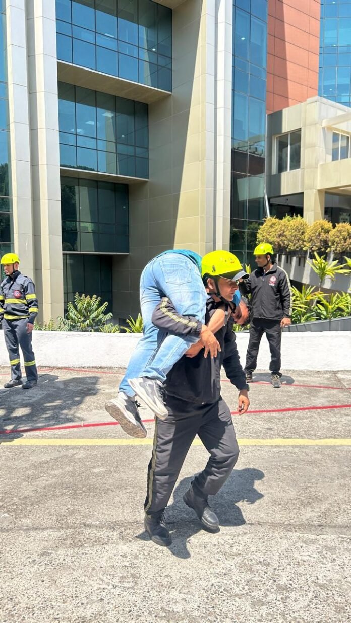 देहरादून में फायर सर्विस और ओएनजीसी की संयुक्त मॉक ड्रिल, सातवीं मंजिल से किया गया सफल रेस्क्यू