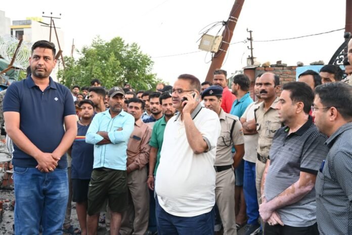 भारी बारिश से जाखन में पार्क की निर्माणाधीन दीवार गिरी, वाहनों को नुकसान,मंत्री गणेश जोशी ने दिए जांच के आदेश