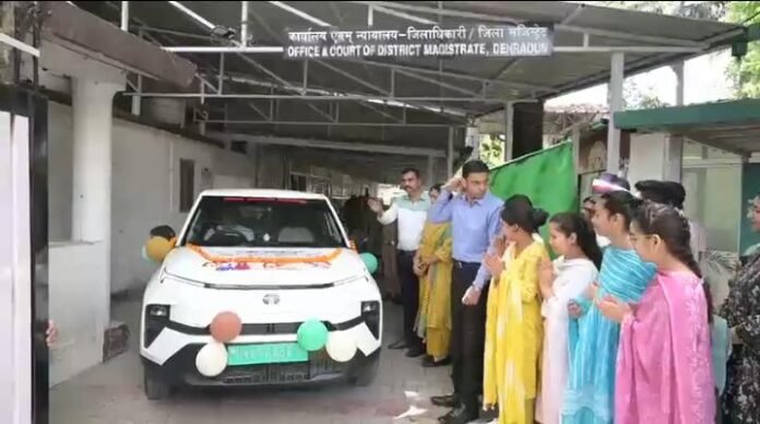 जिलाधिकारी देहरादून की सराहनीय पहल, दिव्यांगजन पुनर्वास केंद्र और नारी निकेतन के लिए नि शुल्क ई वाहन की दी सुविधा ।