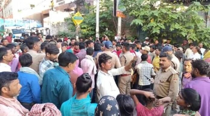देहरादून। नगर कोतवाली क्षेत्र के कांवली रोड पर बुधवार सुबह एक दर्दनाक सड़क हादसे में 50 वर्षीय व्यक्ति की मौत