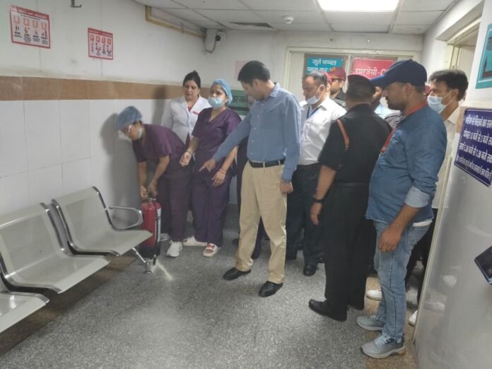 पैनीसिया अस्पताल अग्निकांड के बाद हरकत में प्रशासन,दून अस्पताल में फायर सेफ्टी ड्रिल।