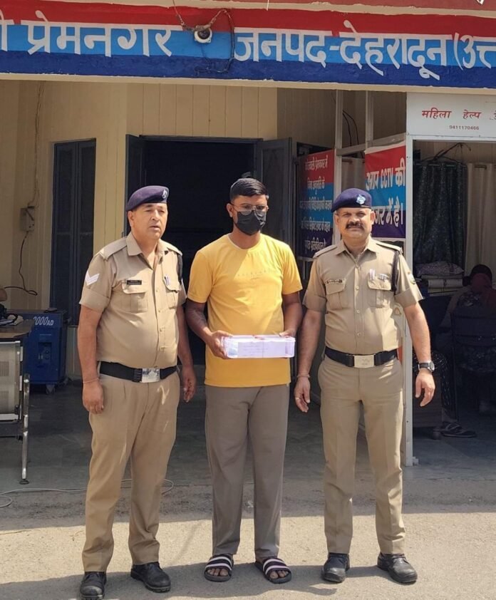 दोस्त की हत्या के आरोप में जेल में बंद व्यक्ति के घर पर फ़ायरिंग, माँगी 30 लाख की रंगदारी , पुलिस ने आरोपी को दबोचा ।