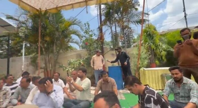 जल जीवन मिशन के ठेकेदारों ने किया पेयजल मुख्यालय का घेराव, भुगतान न होने पर दी उग्र आंदोलन की चेतावनी