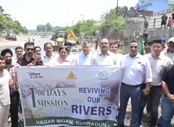 रिस्पना नदी के संरक्षण और संवर्द्धन के लिए मैदान पर उतरे जिलाधिकारी, 12 जेसीबी मशीनें और 15 डम्पर से हो रही सफ़ाई
