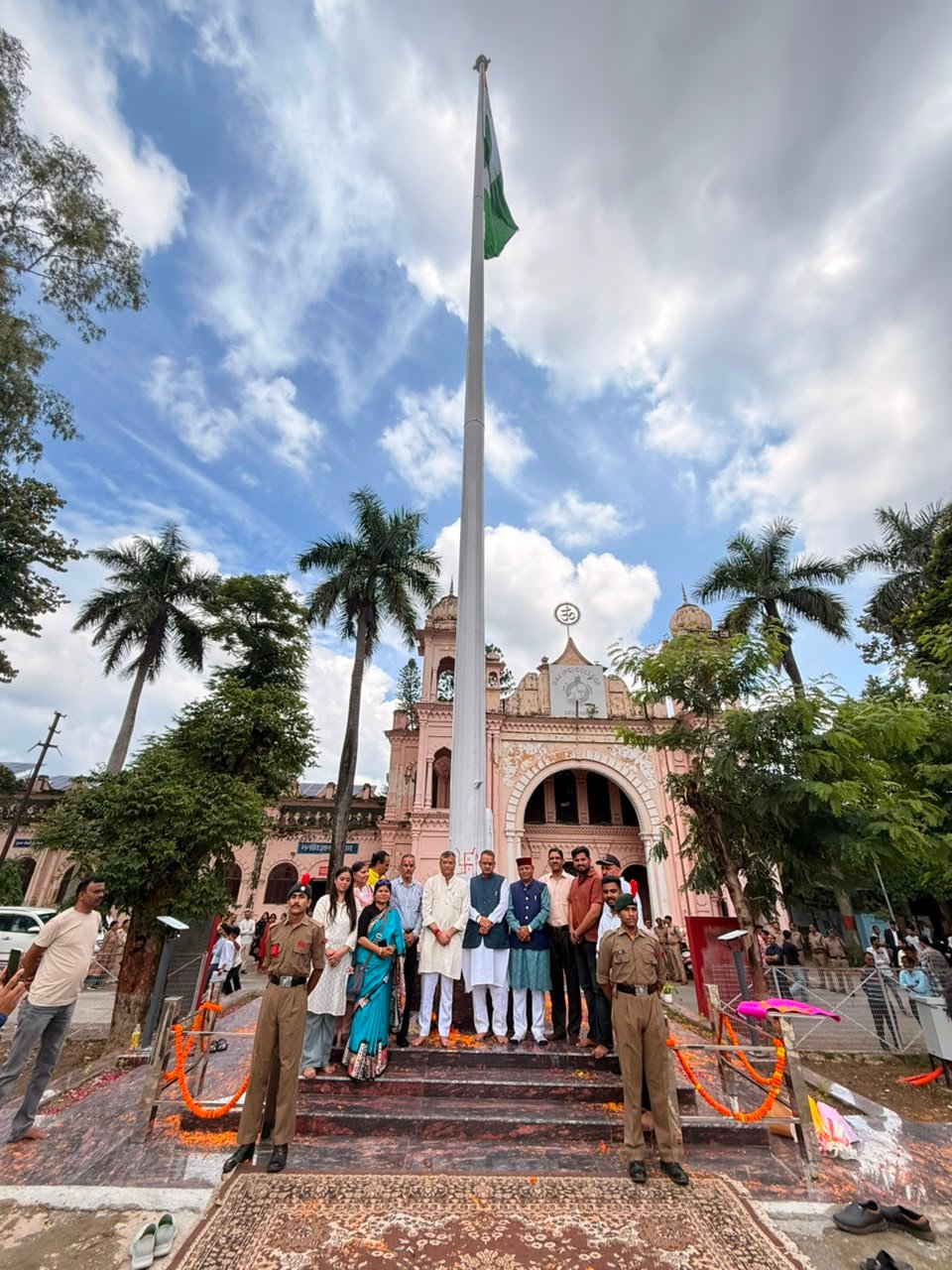 डीएवी पीजी कॉलेज में 100 फीट ऊंचे तिरंगे का हुआ लोकार्पण, शहीदों को दी गई श्रद्धांजलि